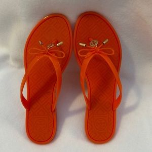 Molded rubber flip flops with logo detail
